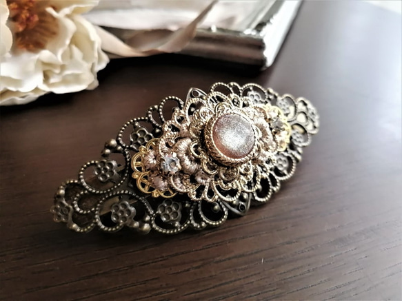 シャンパン色カボションと透かしパーツのバレッタ 1枚目の画像