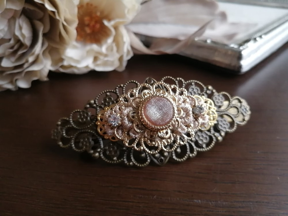 シャンパン色カボションと透かしパーツのバレッタ 3枚目の画像