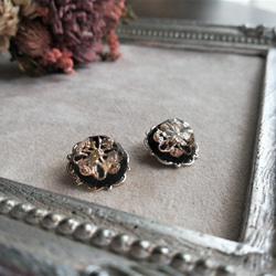 黒丸型レジンカボションの大人ピアス 1枚目の画像