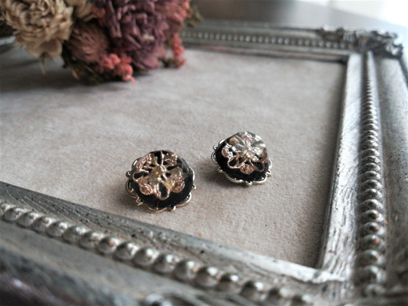 黒丸型レジンカボションの大人ピアス 1枚目の画像