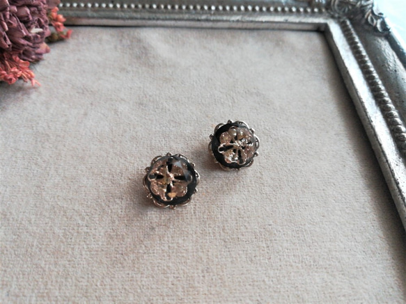 黒丸型レジンカボションの大人ピアス 2枚目の画像