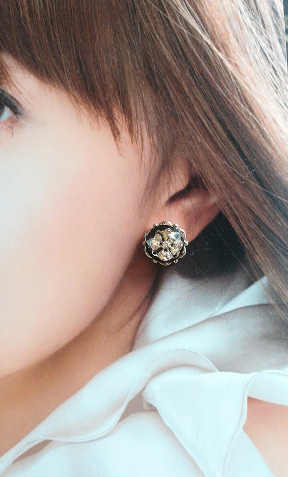 黒丸型レジンカボションの大人ピアス 3枚目の画像