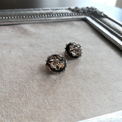 黒丸型レジンカボションの大人ピアス 4枚目の画像