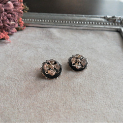 黒丸型レジンカボションの大人ピアス 5枚目の画像