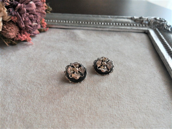 黒丸型レジンカボションの大人ピアス 5枚目の画像