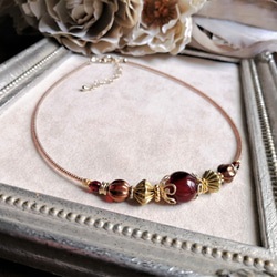 深紅色アクリルビーズとゴールド色ビーズのチョーカーネックレス 6枚目の画像