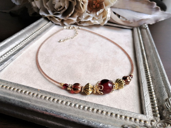 深紅色アクリルビーズとゴールド色ビーズのチョーカーネックレス 6枚目の画像