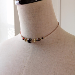 深紅色アクリルビーズとゴールド色ビーズのチョーカーネックレス 3枚目の画像