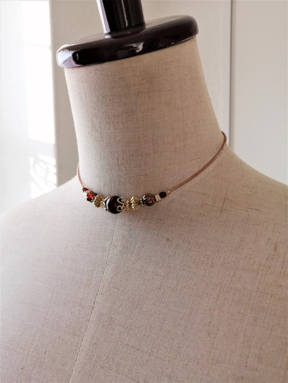 深紅色アクリルビーズとゴールド色ビーズのチョーカーネックレス 3枚目の画像