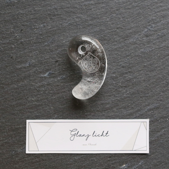 クォーツ勾玉 水晶 オリジナルロゴ入り 宝珠 1枚目の画像
