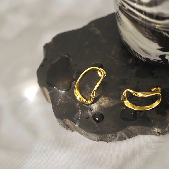 スキンジュエリー　oval twisted earrings 1枚目の画像