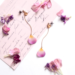 ローズの花びら（うす紫）ピアス / イヤリング 1枚目の画像