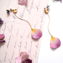 ローズの花びら（うす紫）ピアス / イヤリング 4枚目の画像