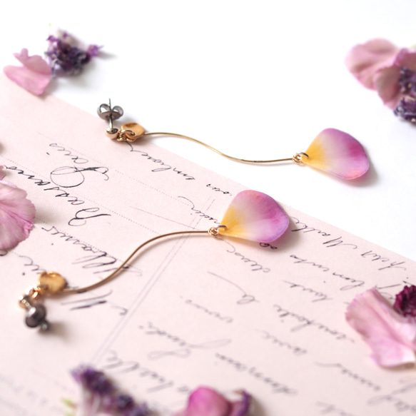 ローズの花びら（うす紫）ピアス / イヤリング 5枚目の画像