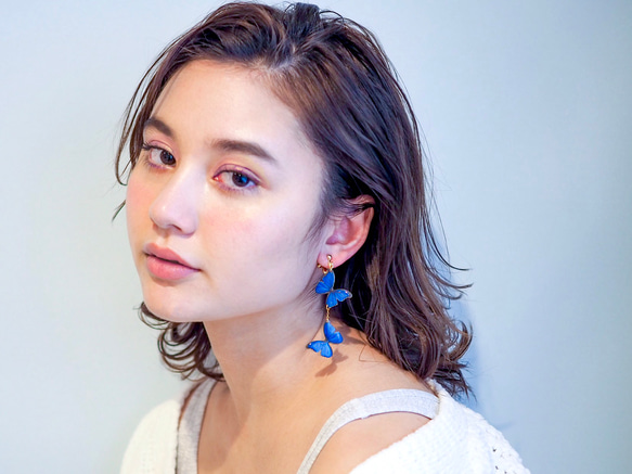 Ocean Blue Butterfly Earrings [Pierced or Clip-on] 第3張的照片