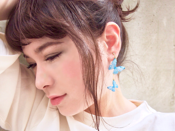 Sky Blue Butterfly Earrings, asymmetry[Pierced or Clip-on] 第2張的照片