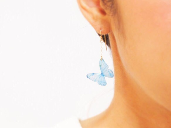 Sky Blue Butterfly Earrings, asymmetry[Pierced or Clip-on] 第5張的照片