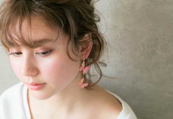 \媒體精選作品/櫻花色蝴蝶耳環（不對稱） 第4張的照片