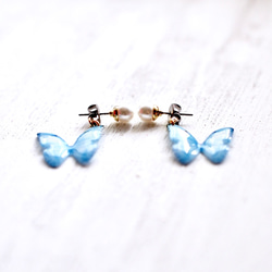 Sky Blue Butterfly Earrings With Pearl [Pierced or Clip-on] 第6張的照片