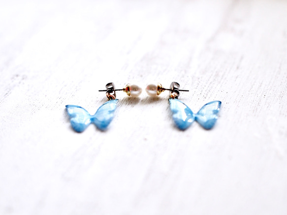 Sky Blue Butterfly Earrings With Pearl [Pierced or Clip-on] 第6張的照片