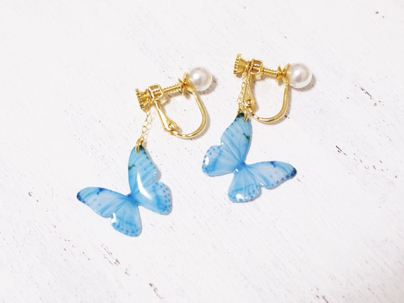 Sky Blue Butterfly Earrings With Pearl [Pierced or Clip-on] 第8張的照片