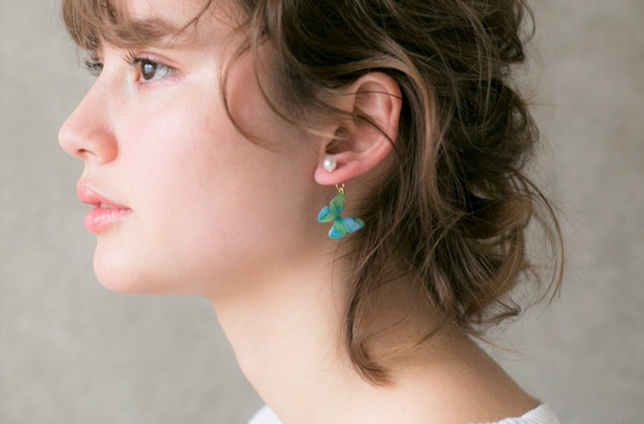 Bluegreen Butterfly Earrings With Pearl [Pierced or Clip-on] 第2張的照片