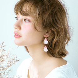 Cherry Blossom Petal Earrings,asymmetry [Pierced or Clip on] 第1張的照片