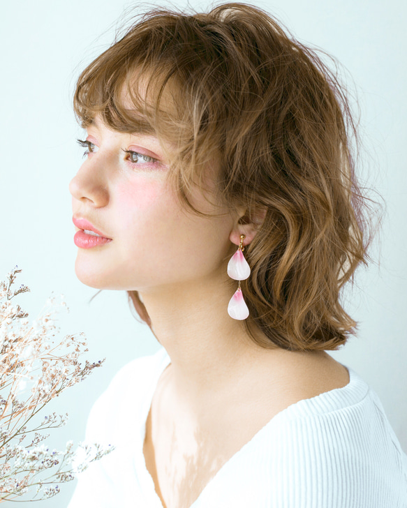 Cherry Blossom Petal Earrings,asymmetry [Pierced or Clip on] 第1張的照片