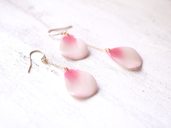 Cherry Blossom Petal Earrings,asymmetry [Pierced or Clip on] 第5張的照片