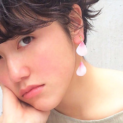 Cherry Blossom Petal Earrings,asymmetry [Pierced or Clip on] 第6張的照片