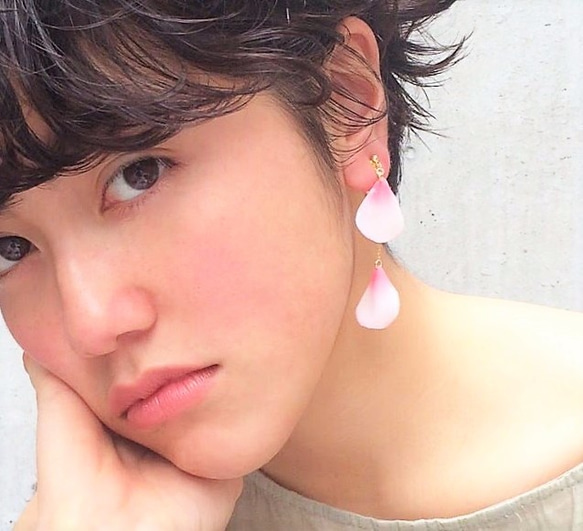 Cherry Blossom Petal Earrings,asymmetry [Pierced or Clip on] 第6張的照片