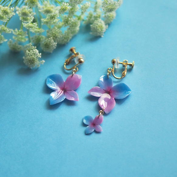 Blue-purple Hydrangea Earrings [Pierced or Clip-on] 第5張的照片