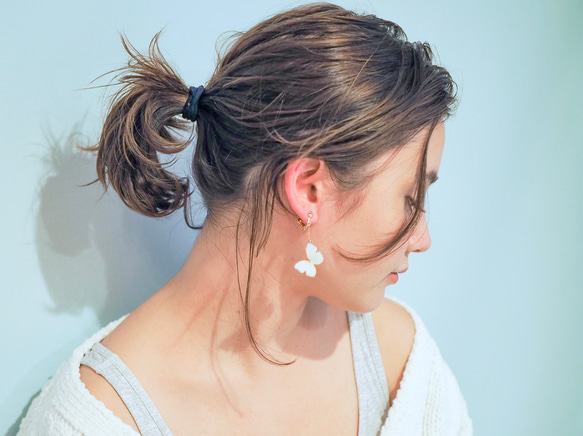 泛白蝴蝶 耳環/耳夾式耳環（不對稱） 第5張的照片