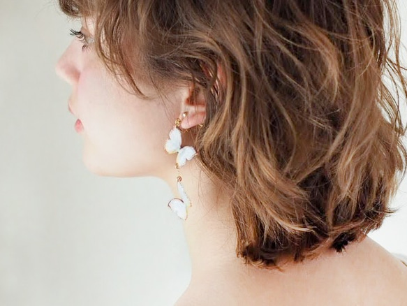 泛白蝴蝶 耳環/耳夾式耳環（不對稱） 第6張的照片