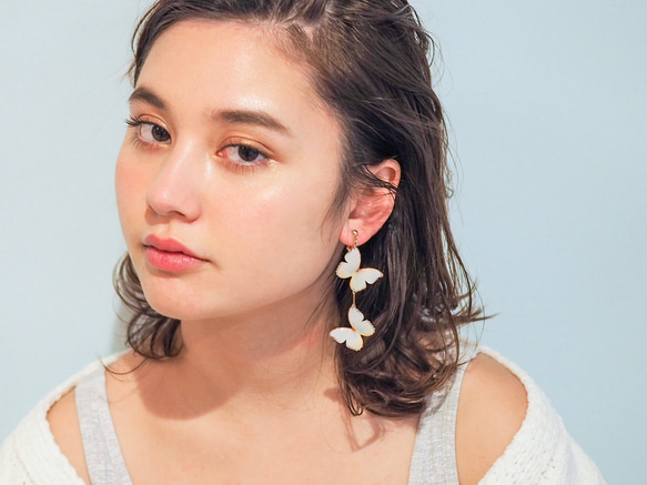 泛白蝴蝶 耳環/耳夾式耳環（不對稱） 第9張的照片