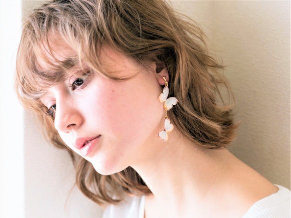 泛白蝴蝶 耳環/耳夾式耳環（不對稱） 第4張的照片