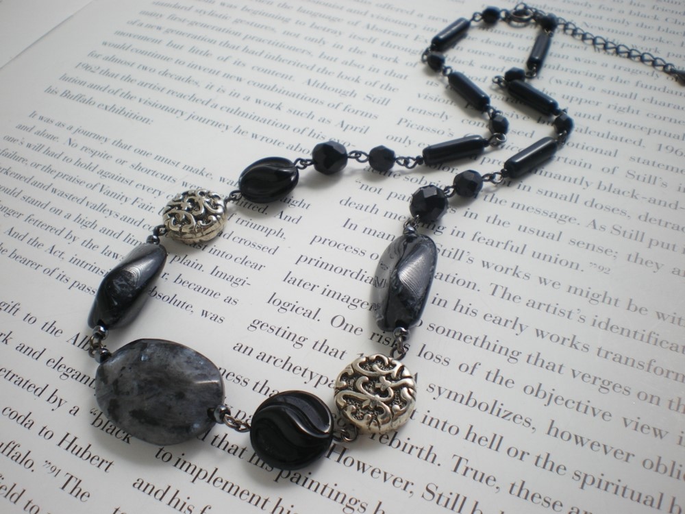 黒斑石銀丸文散拵＊ブラックラブラドライトのネックレス
