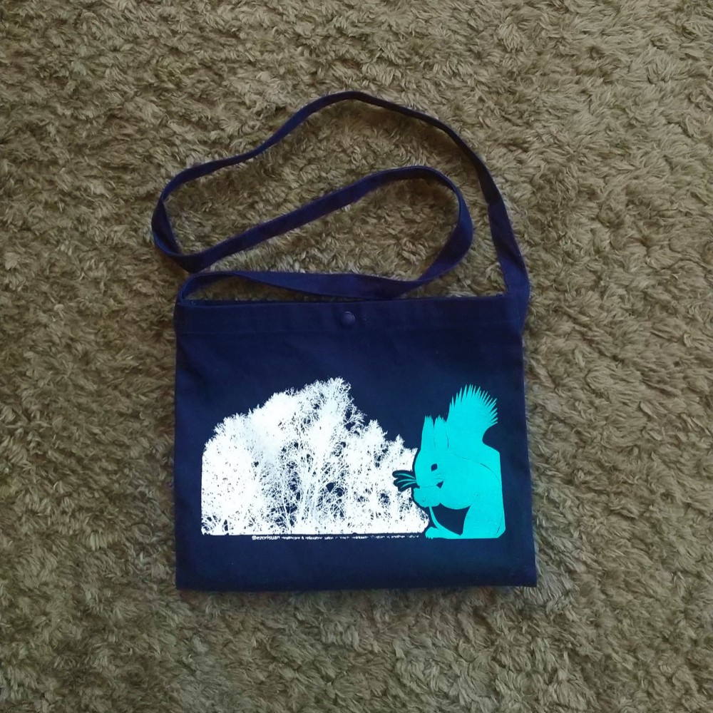 サコッシュ　ネイビー　リスとシラカバ        Ω