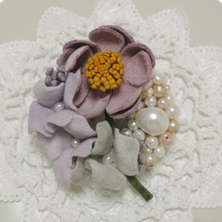 革と淡い布花のブローチ 1枚目の画像