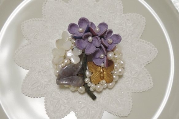 紫小花のブローチ 1枚目の画像