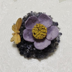 革と石の小さなブローチ紫 1枚目の画像