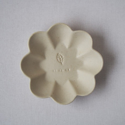 マカロンミルキーホワイト・花の皿-S- 5枚目の画像