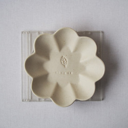 マカロンミルキーホワイト・花の皿-S- 7枚目の画像