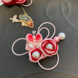 赤桜色の薔薇と蝶のヘアクリップ 2枚目の画像