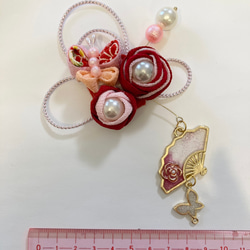 赤色の薔薇と蝶のヘアクリップ　扇子と蝶のチャーム付き 3枚目の画像