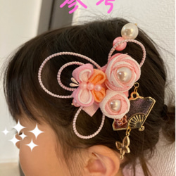 赤色の薔薇と蝶のヘアクリップ　扇子と蝶のチャーム付き 4枚目の画像