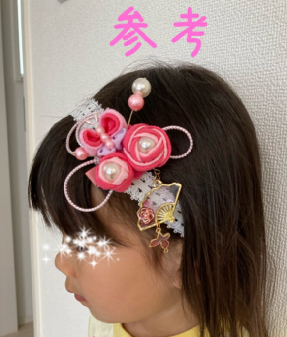 桜桃色のバラと蝶のヘアクリップ　扇子と蝶のチャーム付き 4枚目の画像