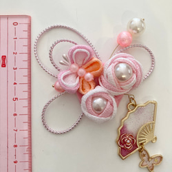 桜桃色のバラと蝶のヘアクリップ　扇子と蝶のチャーム付き 5枚目の画像