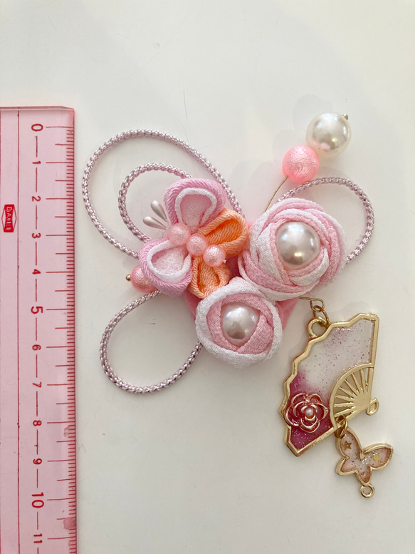 桜桃色のバラと蝶のヘアクリップ　扇子と蝶のチャーム付き 5枚目の画像