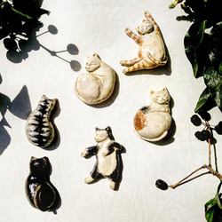 ＜猫シリーズ＞　茶トラバンザイ猫の箸置き 4枚目の画像